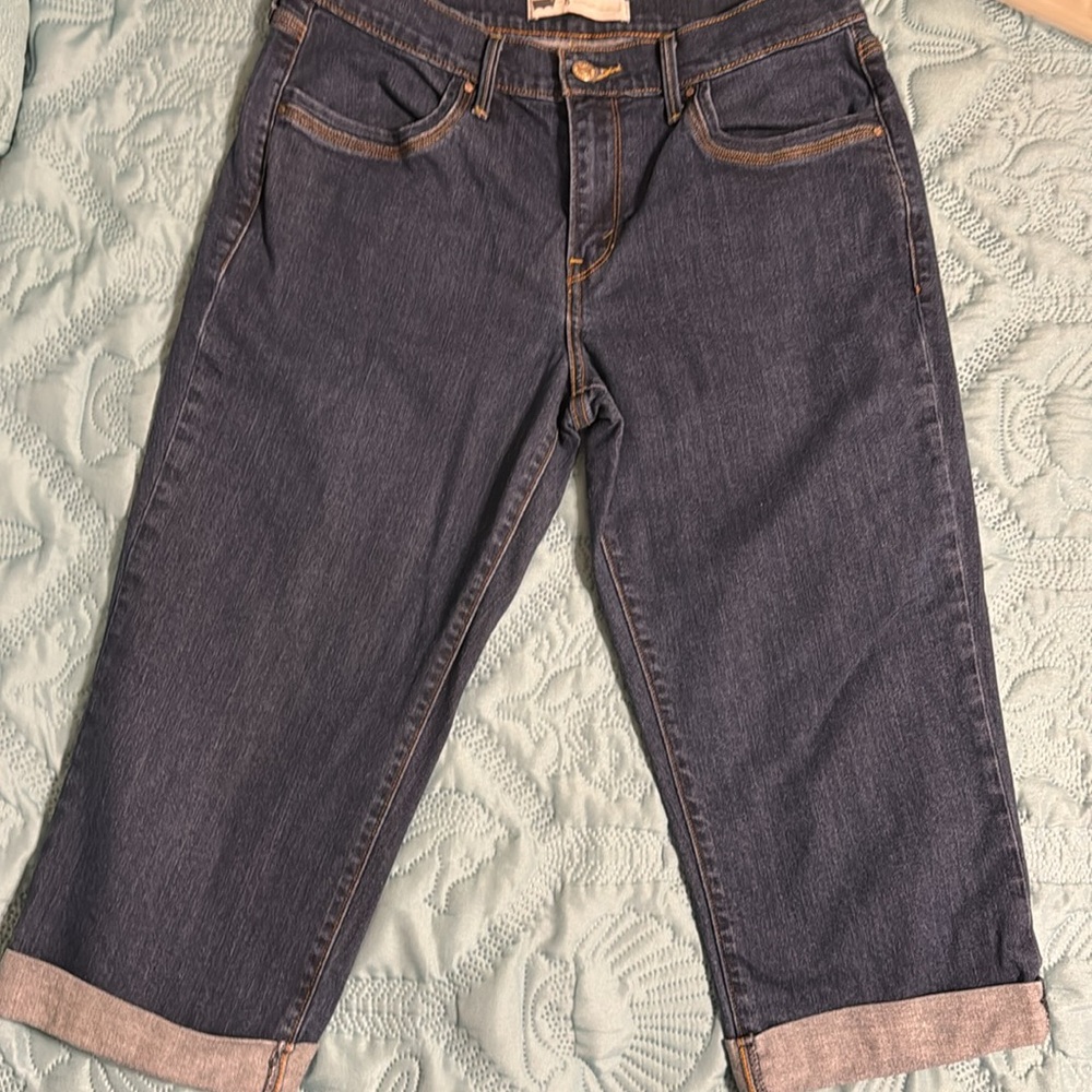 ❤️(127) ladies Levi’s capris in excellent condition! Size 8 - Waist 29. Stretchy - Picture 7 of 8